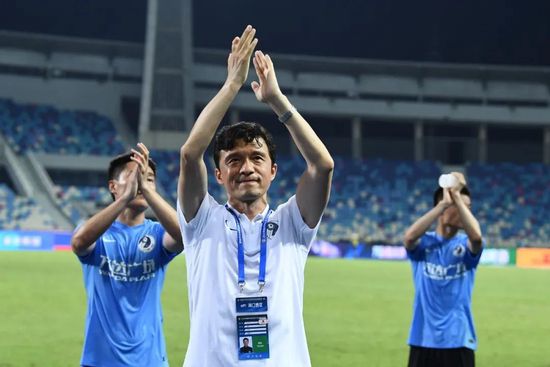 国模茂密森林大尺度人体