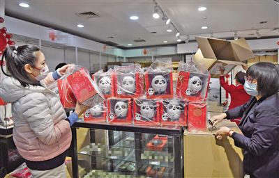 女仆扒开给客人玩